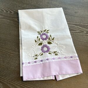 NWT Embroidered Flowers Kitchen Linen